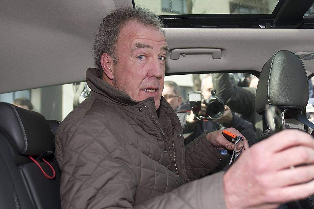 "Top Gear" ist nicht nur die weltweit erfolgreichste Autosendung sondern auch die weltweit erfolgreichste Sachsendung. Ihren Erfolg hat sie vor allem einem zu verdanken: Ihrem Moderator Jeremy Clarkson. Dessen Erfolgsrezept: Reden, wie ihm der Schnabel gewachsen ist. Neben respektlosen Aussprüchen legt sich Clarkson auch mit Herstellern an und schrottet zum Teil Testwagen. Doch nun ist er zu weit gegangen. Er soll einen Produzenten von "Top Gear" geschlagen haben und wurde vom Hersteller der Sendung - der BBC - gefeuert. Hier seine wildesten Aussagen.