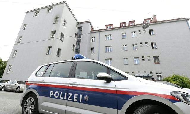 Eine 45-jährige Frau und ihre 18-jährigen Töchter, Zwillinge, verhungern in der eigenen Wohnung – in einem Gemeindebau in Wien-Floridsdorf.