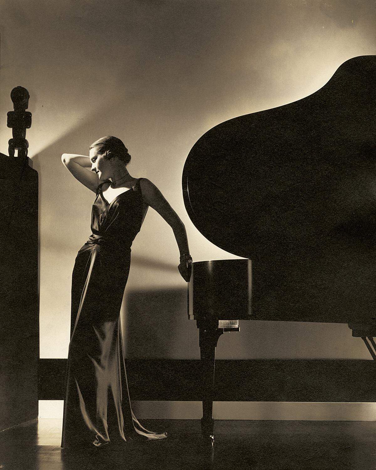 Weiter: Mehr Fotos aus "Edward Steichen. In High Fashion" Edward Steichen: Model Margaret Horan in einem schwarzen Kleid von Jay-Thorpe, 1935, Courtesy Condé Nast Archive