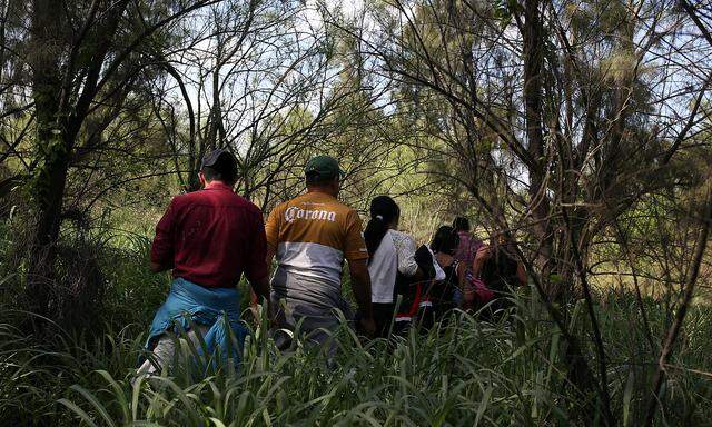 Migranten auf dem Weg in die USA. Familien werden an der Grenze getrennt, sofern sie aufgegriffen werden.