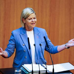  Verteidigungsministerin Klaudia Tanner (ÖVP) 