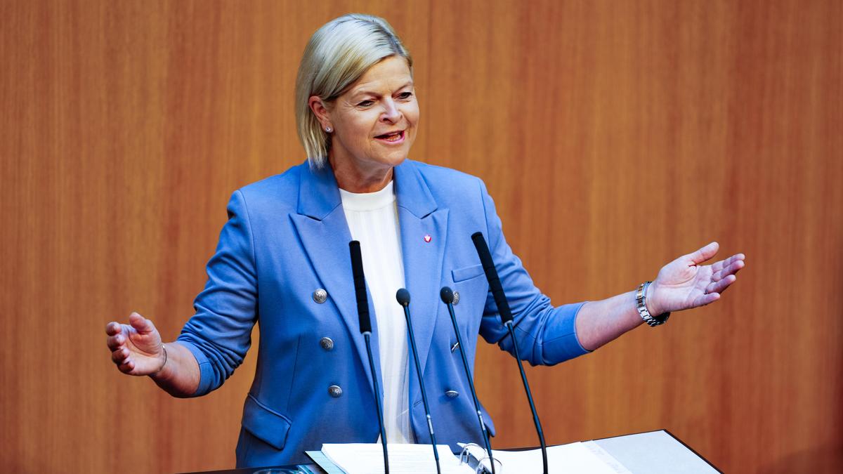  Verteidigungsministerin Klaudia Tanner (ÖVP) 