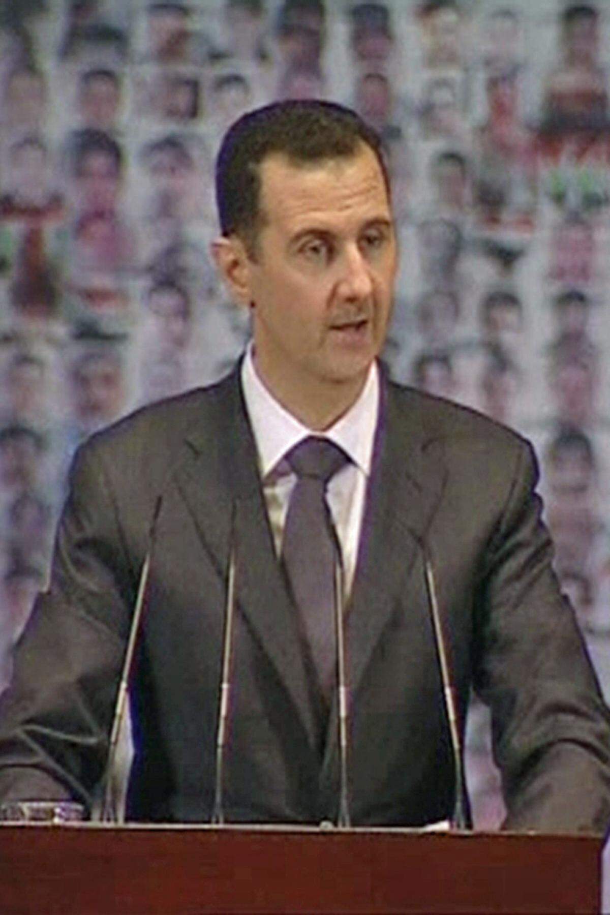 Am 6. Jänner stellte sich Assad nach Monaten wieder der Öffentlichkeit. In einer TV-Ansprache nannte er die Oppositionellen "Killer". "Es ist ein Konflikt zwischen dem Volk auf der einen Seite und Killern und Kriminellen auf der anderen Seite." Weiters rief er zur vollständigen nationalen Mobilisierung auf, um den Aufstand gegen ihn niederzuschlagen. Einen Dialog mit einer "Marionette des Westens" werde es nicht geben.