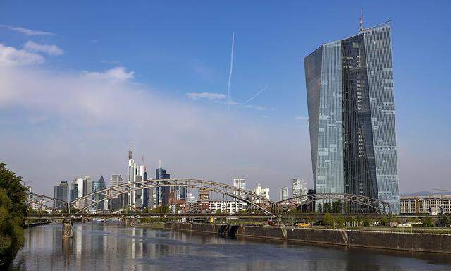 Frankfurt am Main Skyline der Innenstadt Hochhaeuser rechts das Gebaeude der Europaeische Zentralba