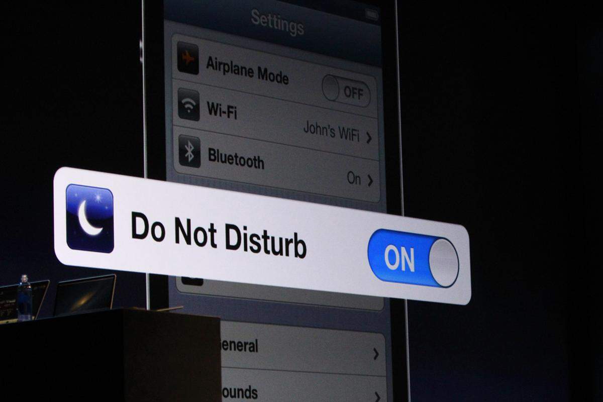 Der "Do not Disturb"-Modus lässt Benachrichtigungen zwar weiterhin zu, deaktiviert aber Vibration und Töne. Der Modus kann täglich zu einer bestimmten Uhrzeit aktiviert werden. Einzelne Telefonnummern lassen sich davon ausschließen.