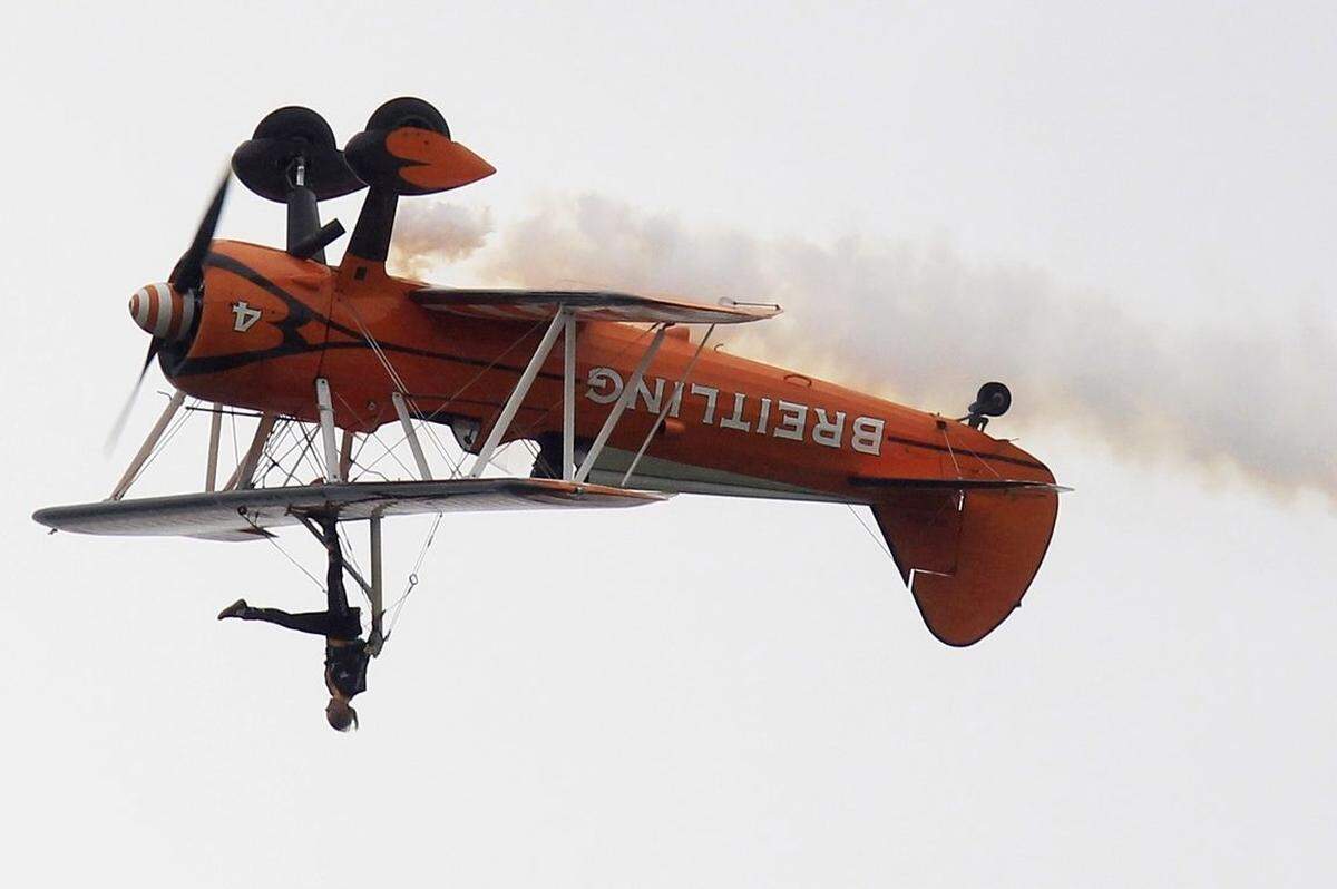 Der Stearman aus dem Hause Boeing, ein Doppeldecker, war ebenfalls bei der Veranstaltung, die heuer ihr 50jähriges Jubliäum feierte, zu sehen.  Die Luftfahrtschau findet alle zwei Jahre statt, erstmals 1909. Seit 1953 dient Le Bourget als Messeort.