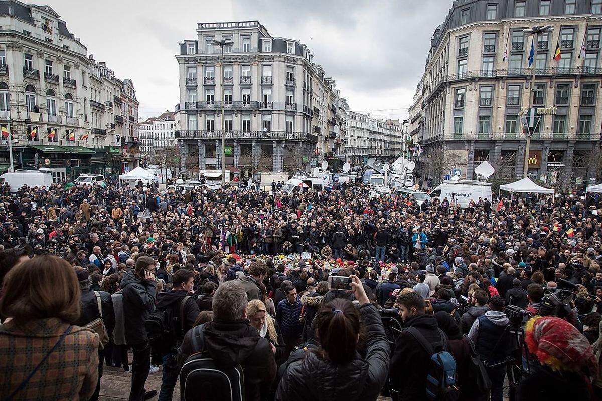 Um zwölf Uhr mitteleuropäischer Zeit stand Brüssel  am Mittwoch still. An der zentralen Gedenkstätte auf dem Börsenplatz im Brüsseler Stadtzentrum sowie auf dem Vorplatz der EU-Kommission versammelten sich tausende Menschen.