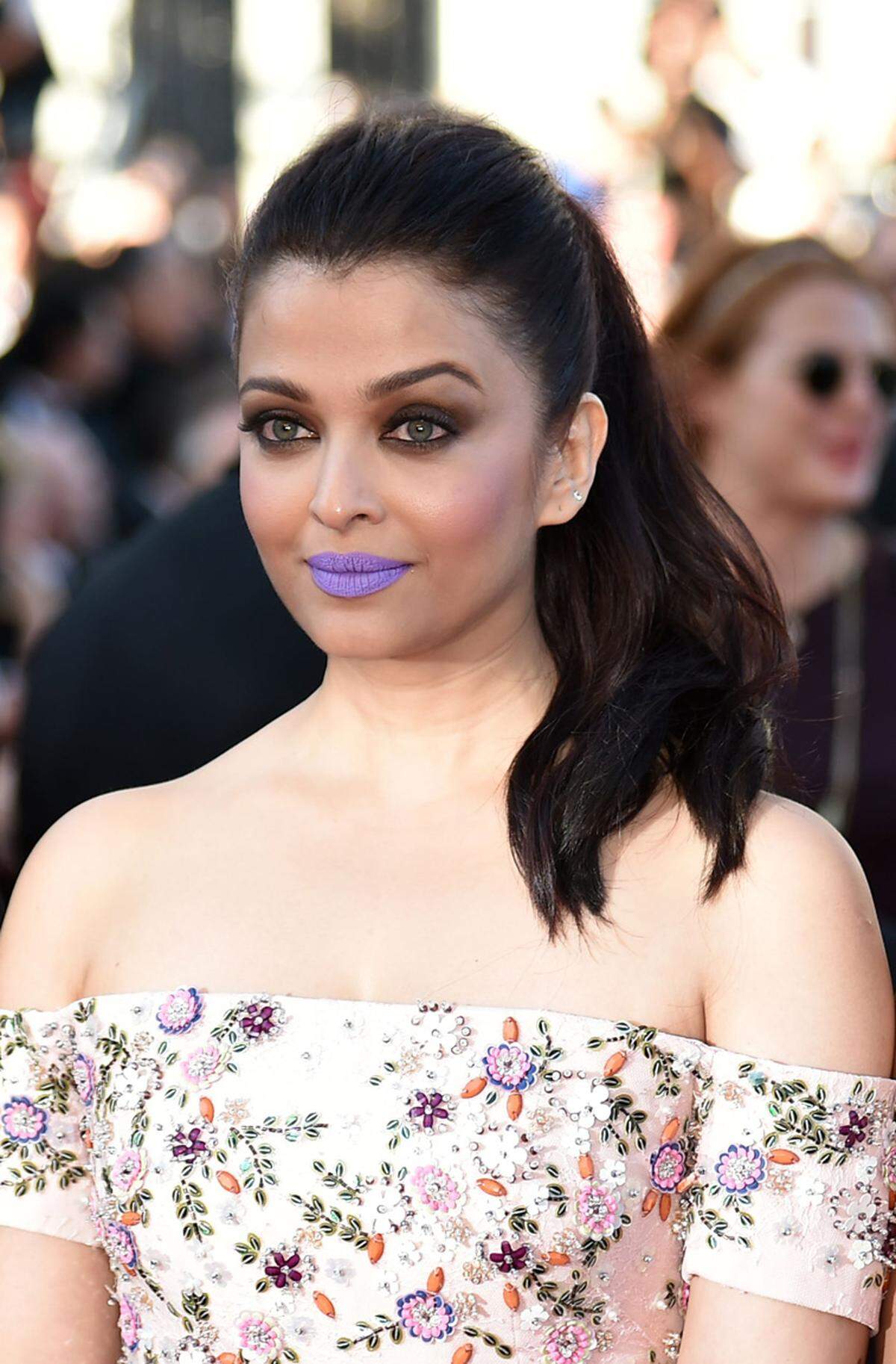 ... dann wieder eher violett wie etwa bei Aishwarya Rai aus.    