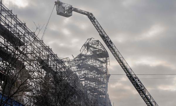 Die 56 Meter hohe Turmspitze auf der alten Börse in Kopenhagen stürzte nach kurzer Zeit vom Dach.