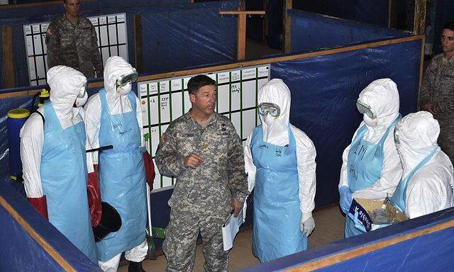 Ein US-Soldat trainiert Personal in einem Ebola-Behandlungszentrum in Monrovia.