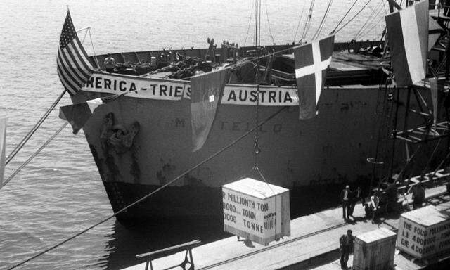 Die viermillionste Tonne an ERP-Hilfsgütern für Österreich wird von einem amerikanischen Frachtschiff in Triest gelöscht.