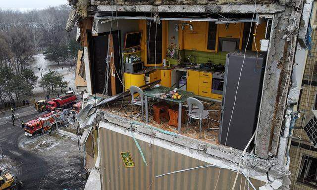 Auf dem Küchentisch noch eine Schale Obst. Blick auf die Ruine des durch einen Raketeneinschlag zerstörten Wohnhauses in der ukrainischen Stadt Dnipro. 