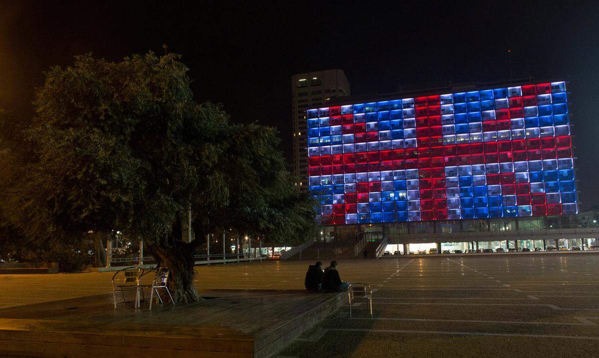 Visuelle Solidarität kam aus Israel. Der Union Jack am Rabin Platz von Tel Aviv.