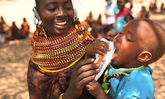 Ein Archivbild vom 12. Juli 2022 - eine Mutter gibt ihrem Kind Nahrungsergänzung, ein Programm von World Vision, in Loiyangalani, Kenia.