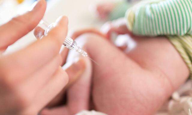 Symbolbild: Baby bekommt eine Impfung gegen Masern. 