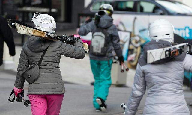 Skitouristen kehrten Ischgl Mitte März 2020 den Rücken. Damals wurde die Saison wegen der Pandemie vorzeitig - aber doch zu spät, wie viele meinen - beendet. 