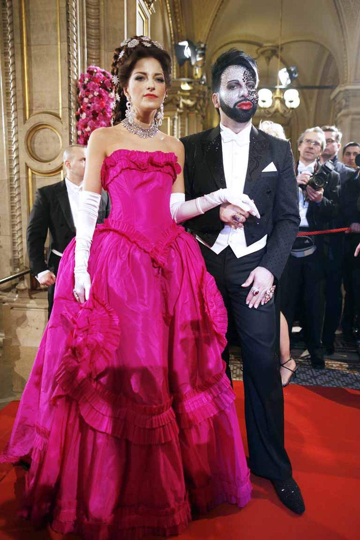 Der deutsche Modedesigner Harald Glööckler  gab mit seiner "Sisi", Xenia "Prinzessin von Sachsen Herzogin zu Sachsen", einen wahrhaft pompöösen Auftritt.