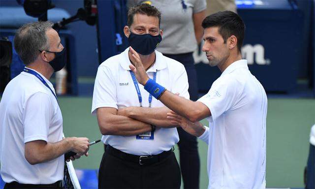 Minutenlang diskutierte Djokovic mit Supervisor und Schiedsrichtern.