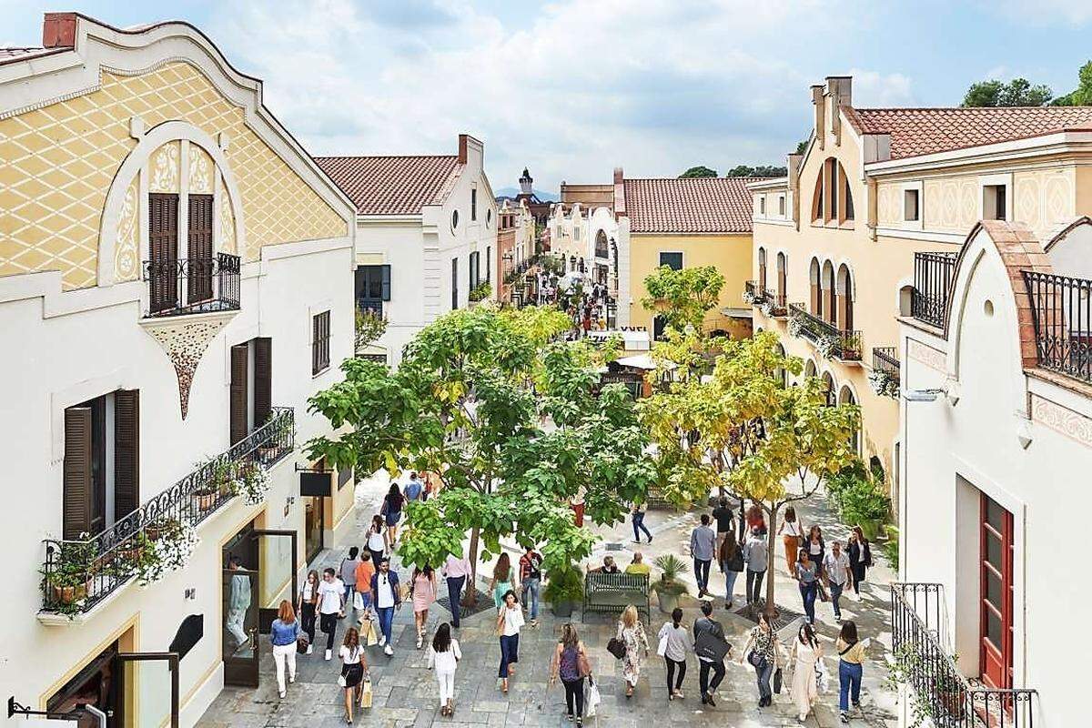 Auf dem dritten Platz landete das nördlich von Barcelona gelegene Outlet Center "La Roca Village". Es wird wie das erstplatzierte Center von Value Retail gemanagt. Value Retail konnte noch drei weitere seiner insgesamt neun Center unter den Top 20 der erfolgreichsten Outlet-Standorte positionieren.