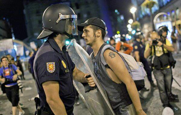 Einen Tag vor der Ankunft des Papstes beim katholischen Weltjugendtag in Madrid war der Konflikt zwischen Anhängern und Gegnern der Papstvisite beinahe eskaliert: Die Polizei musste an der zentralen Puerta del Sol die beiden Gruppen trennen, um eine gewalttätige Auseinandersetzung zu verhindern.