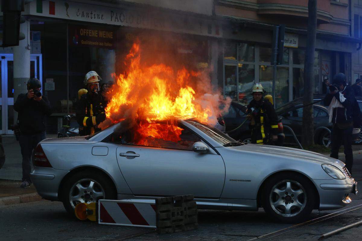 Auto in Flammen: Nicht nur Polizeiwagen, sondern auch Privatautos fielen der Gewalt der Demonstranten zum Opfer.