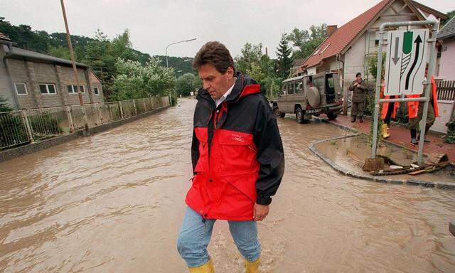 Viel Häme gab es für Viktor Klima: Der damalige Bundeskanzler im Juli 1997 mit Gummistiefeln beim Hochwassereinsatz. 