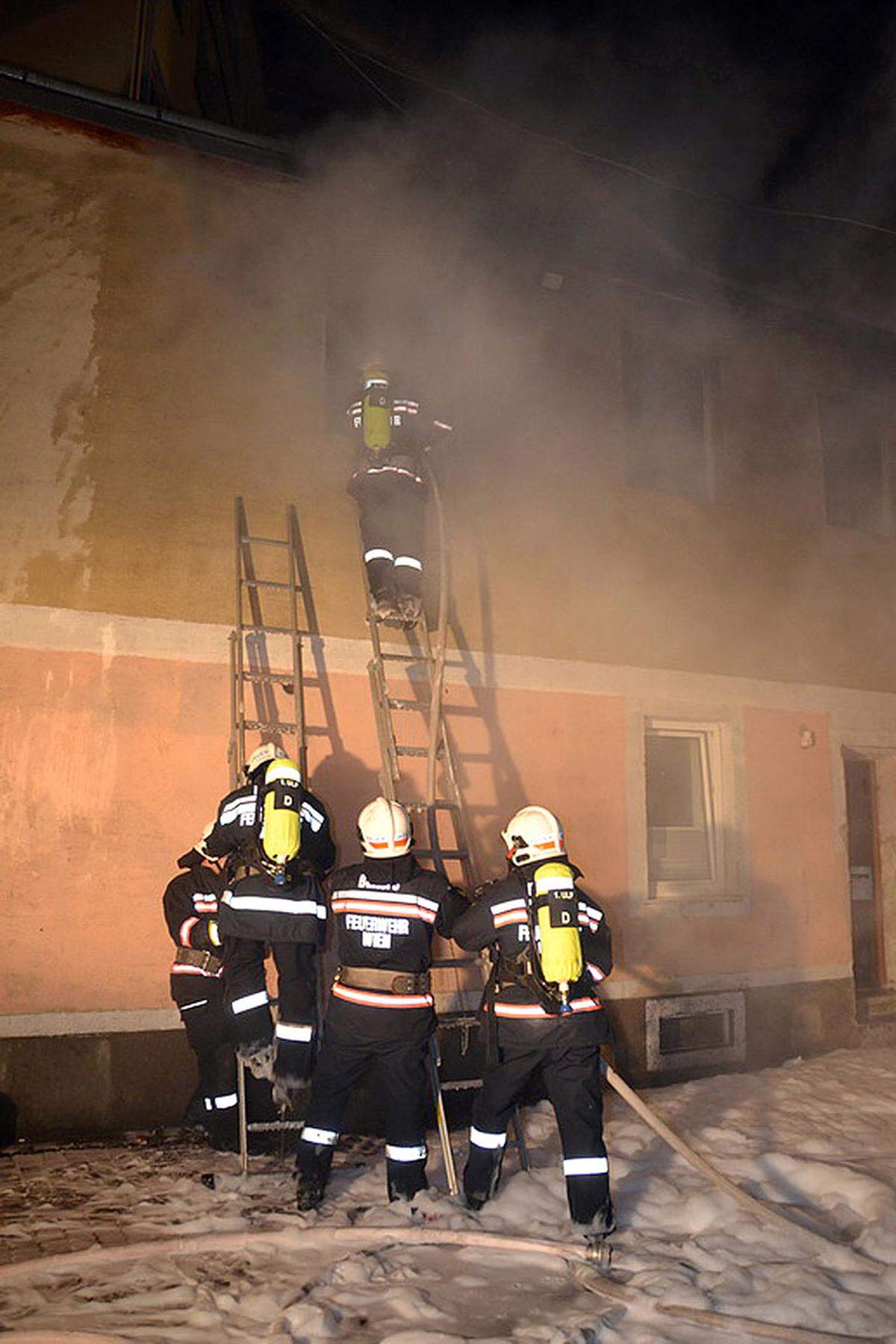 4. September.  Der Brand eines Hauses in der Leopoldstadt hat einen Großeinsatz der Feuerwehr ausgelöst. Der Trakt im Innenhof eines zweigeschoßigen Gebäudes stand in Flammen. "Gut 100 Mann waren im Einsatz", sagte ein Sprecher der Feuerwehr. Eine Person erlitt leichte Rauchgasvergiftung.