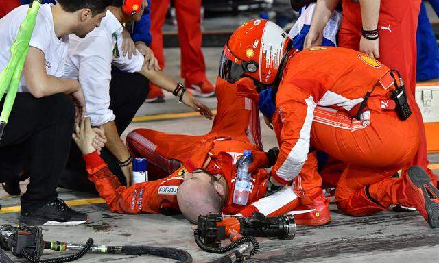 Aufregung in der Ferrari-Box in Bahrain: Kimi Räikkönen fuhr einen Mechaniker um, der Mann ist nach der Bein-OP wohlauf.