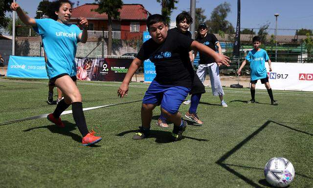Kinder spielen ein Freundschaftsspiel im Vorfeld des UNICEF-Weltkindertages und der FIFA-Weltmeisterschaft in Santiago, Chile.