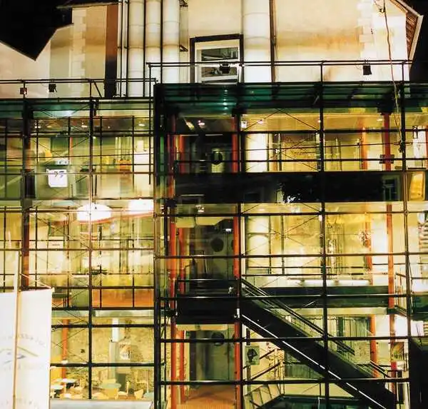 kunsthaus muerz: Wo einst gebetet wurde, ist heute Raum für Kunst, Kultur und zeitgenössische Kreativität. 
Bild rechts: Münster Neuberg
