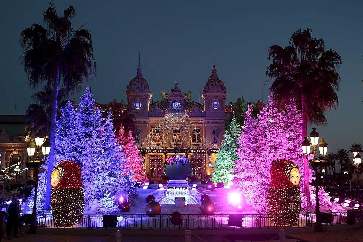Selbst in wärmeren Gefilden will man nicht auf Christbäume verzichten. In bunte Lichter gehüllt und von Palmen überragt sind diese Bäume Teil einer Dekoration vor dem Casino in Monte Carlo.