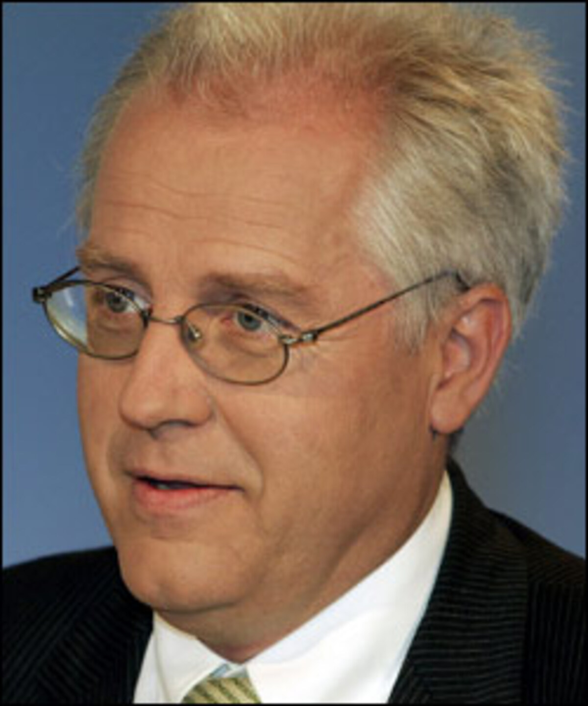 "Lassen Sie die Hände weg von diesen Rassisten."Hans-Peter Martin appelliert an VP-Bundeskanzler Wolfgang Schüssel und SPÖ-Chef Alfred Gusenbauer. Gemeint sind FP-Chef Heinz-Christian Strache und BZÖ-Chef Peter Westenthaler.