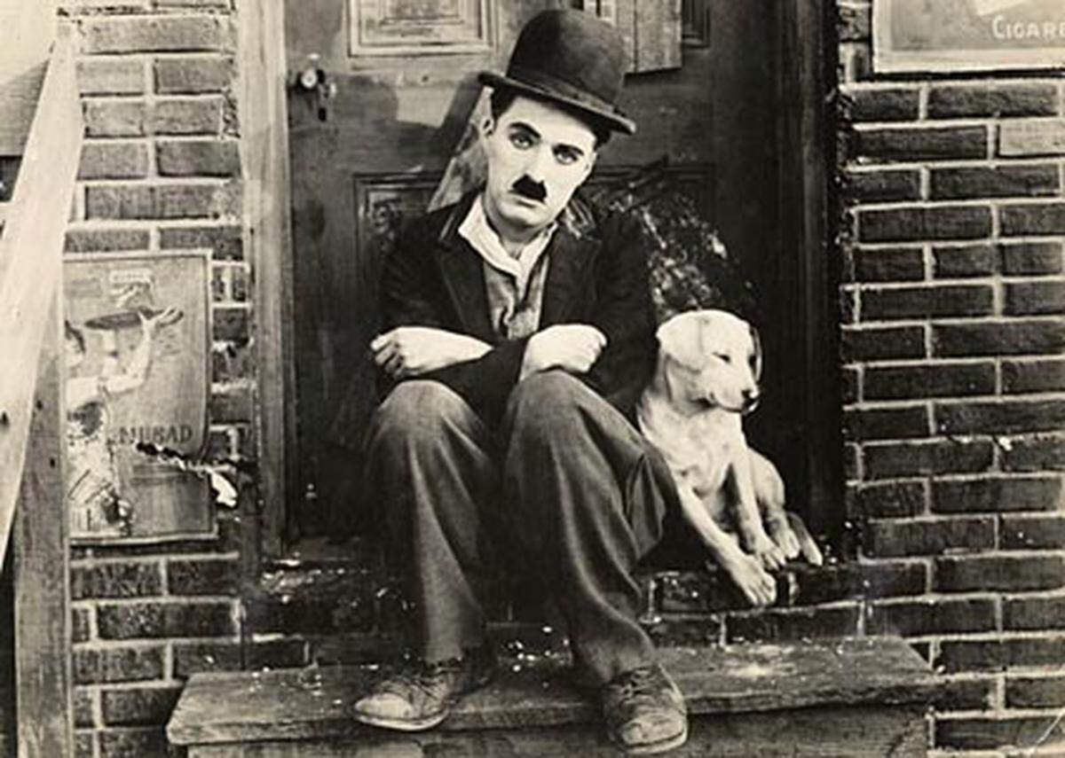 Charlie Chaplin trägt sein Herz offen über die Leinwand, meistens direkt ins Publikum, wo seine großen Gefühle und Verwirrungen ungebremst ankommen. Sein Tramp kämpft unverzagt gegen das Elend der Welt an, mit einem Optimismus und einer Naivität, die manchmal fast brutal sind in ihrer Ungebrochenheit.  Im Bild: A Dog's Life, 1918