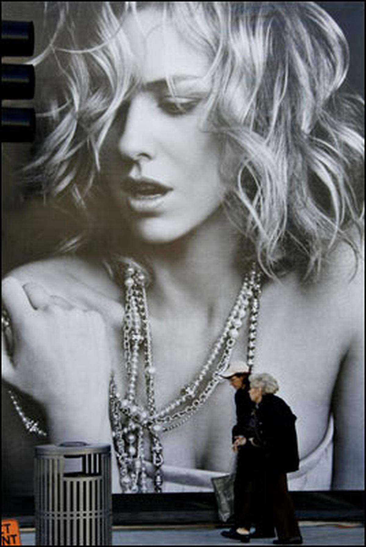 Edel-Juwelier David Yurman ist bekannt für seine überdimensionalen Werbetafeln. Die Protagonistinnen: Stars. Und zwar nackt. Nun ist Naomi Watts an der Reihe, Autofahrer rund um den Rodeo Drive den Kopf zu verdrehen.