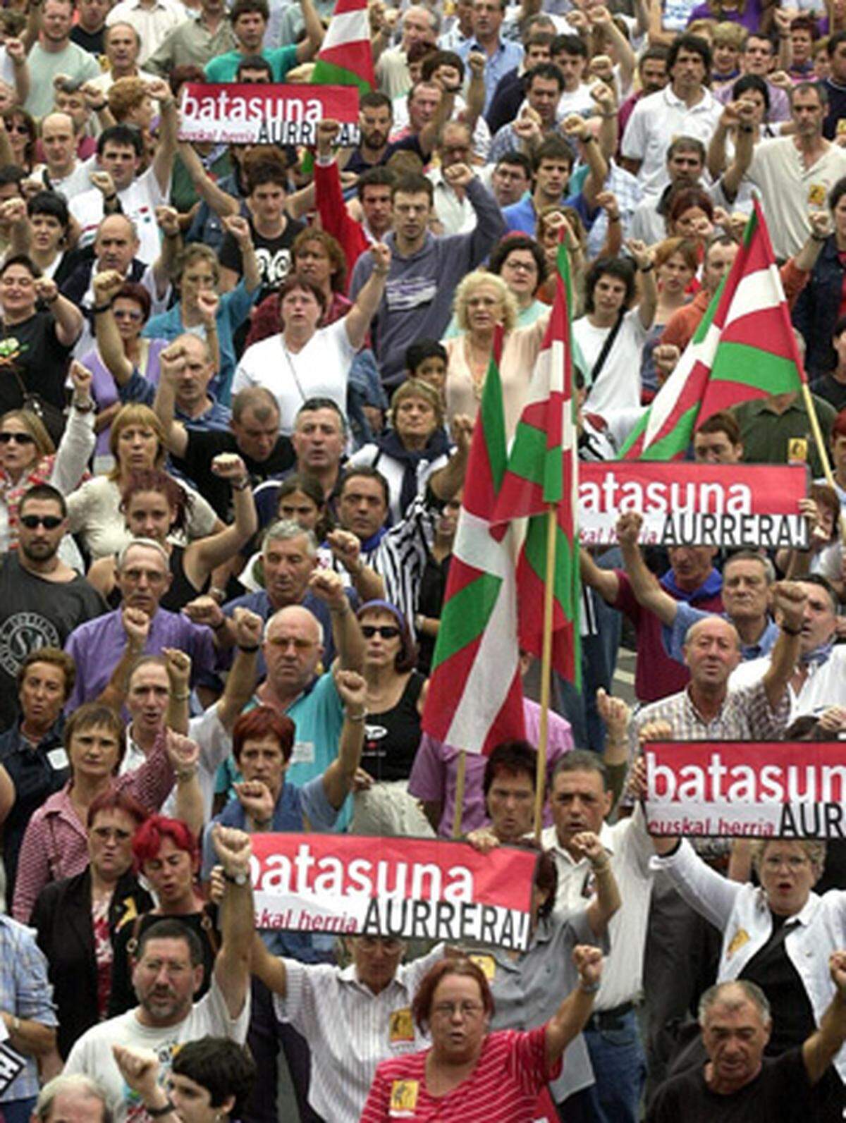 1978 erhielt Spanien eine Verfassung und wurde damit zu einer Monarchie. Diese Epoche der Transition bezeichnet den friedlichen Übergang der Diktatur zu einem demokratischen Staat. 1979 erhielten die baskischen Provinzen einen Autonomiestatus. 1978 entstand die Partei Herri Batasuna. Sie galt als politischer Arm der ETA und war im Regionalparlament des Baskenlandes vertreten.