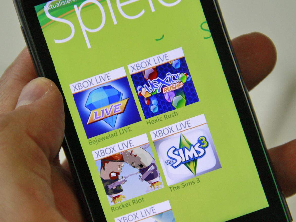 Spiele sammelt Windows Phone 7 unter dem Xbox-Live-Hub. Hier unterscheidet das System wiederum in Xbox-Live-Spiele, die das von der Konsole Xbox 360 bekannte Achievement- und Punktesystem in sich vereinen, und "normale" Spiele, die ebenfalls hier gesammelt werden.