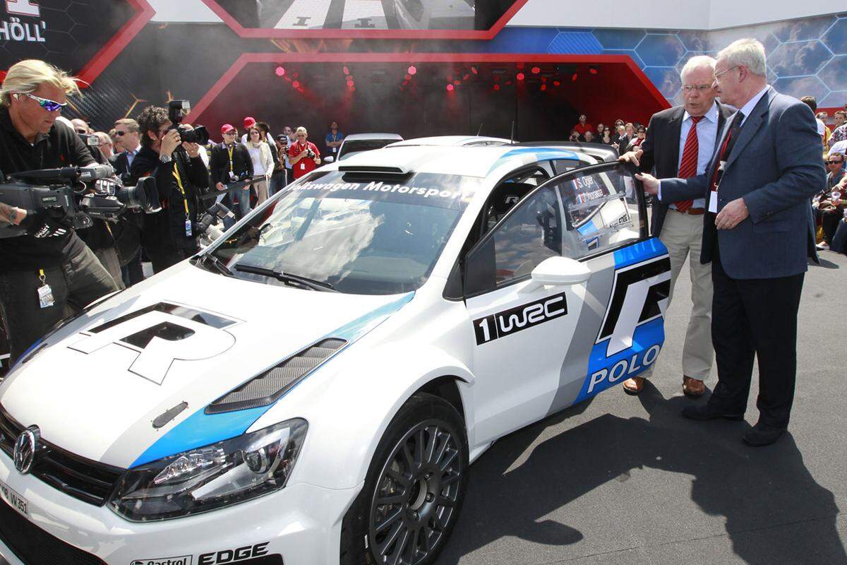 Auch die VW-Manager sind in Reifnitz mit dabei. Der Vorstandvorsitzende Martin Winterkorn (r.) und VW-Entwicklungsvorstand Ulrich Hackenberg prüfen hier einen VW Polo WRC.