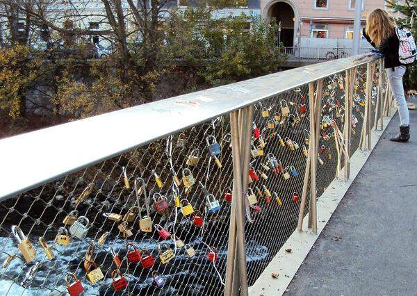 Auf der Grazer Hauptbrücke wurde gerade die 1000er-Marke überschritten. So viele Paare haben sich schon an den beiden Geländern mit sogenannten Liebesschlössern verewigt.Erzherzog-Johann-Brücke, Graz