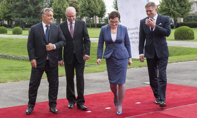 Noch in Prag beschworen die Regierungschefs der Visegrád-Staaten vor nicht einmal drei Wochen ihren Widerstand gegen eine EU-Flüchtlingsquote – bis Polens Ewa Kopacz aus der Herrenriege ausscherte. Von links: Viktor Orbán (Ungarn), Bohuslav Sobotka (Tschechien) und Robert Fico (Slowakei).