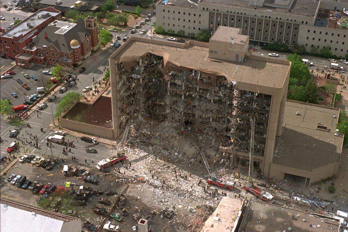 Der bis dahin schlimmste Terroranschlag in der US-Geschichte reißt 168 Menschen in den Tod, darunter 19 Kinder. Sie besuchen zum Zeitpunkt der Explosion den Kindergarten im Erdgeschoss des Regierungsgebäudes.