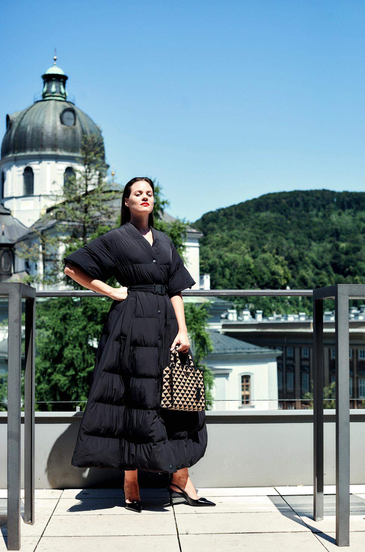 Regula Mühlemann in einem Mantelkleid von Dior, dazu „Symbole“-Tasche und Schuhe von Prada.