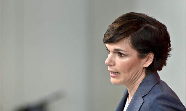 Die SPÖ-Vorsitzende kritisiert auch, dass die Maßnahmen nur regional verhängt wurden. 