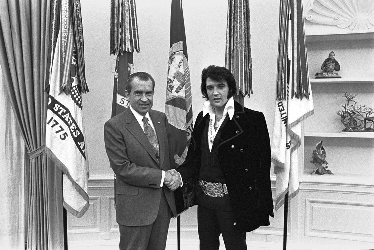 Elvis Presley (1935 - 1977) verdiente auf Platz vier geschätzte 27 Millionen Dollar, vor allem durch die Touristenattraktion Graceland. Hier im Bild mit Präsident Nixon.