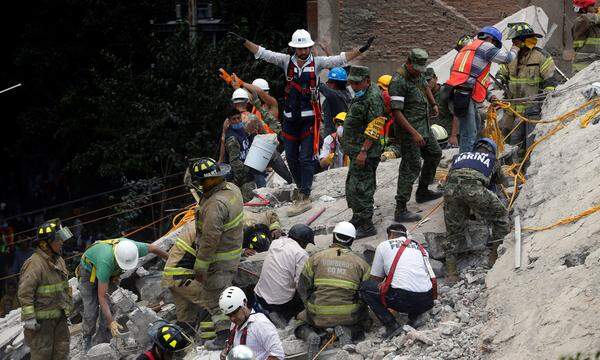 Ein mexikanischer Helfer bittet nach dem Erdbeben der Stärke 7,1 um Ruhe, damit Verschüttete gehört werden können.