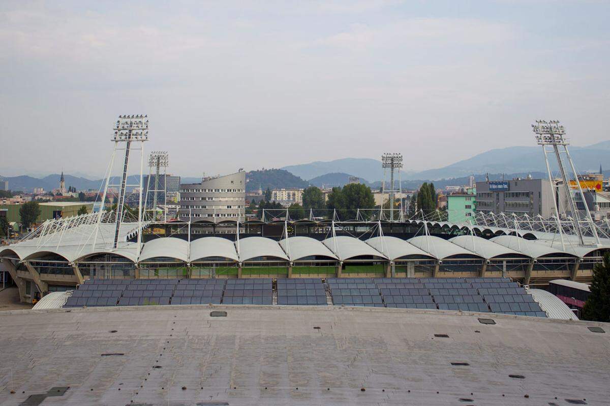 Im Jahr darauf zog auch Sturm Graz nach. In einer Nacht-und-Nebel-Aktion wurden 2006 die "Arnold-Schwarzenegger-Stadion"-Schilder abmontiert, seither firmiert das Stadion als UPC-Arena.