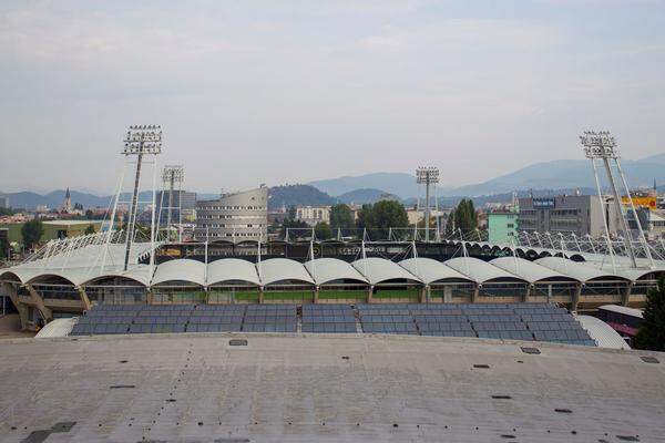 Im Jahr darauf zog auch Sturm Graz nach. In einer Nacht-und-Nebel-Aktion wurden 2006 die "Arnold-Schwarzenegger-Stadion"-Schilder abmontiert, seither firmiert das Stadion als UPC-Arena.