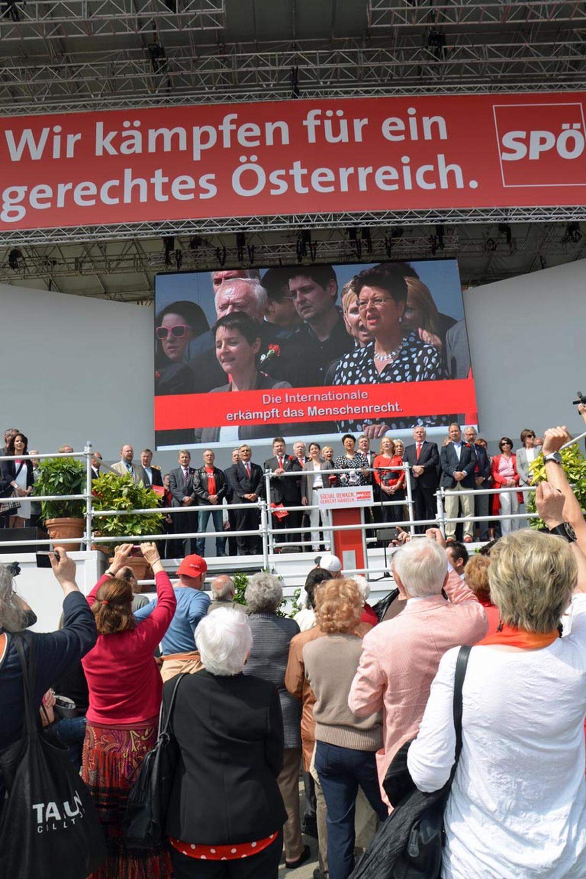 ... gefolgt von der "Internationalen" und dem Abschiedsgruß: "Glück auf! Freundschaft". (Bilder und Text: Hellin Sapinski)