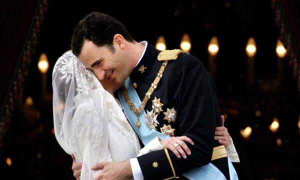 Beim Jubel der Massen lagen Felipe und Letizia mit William und Kate gleichauf: Rund eine Million Menschen feierten in den Straßen Madrids und Londons deren Eheschließung.