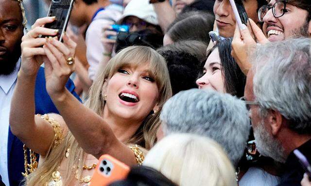 Mit Hilfe Künstlicher Intelligenz generierte Nacktbilder von Popstar Taylor Swift haben bei Fans und in der US-Politik für Empörung gesorgt. 