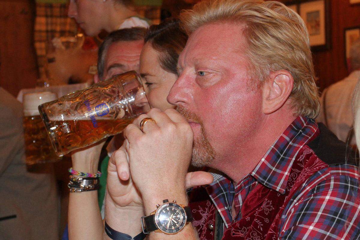 Die Tennislegende Boris Becker schafft es nicht unerkannt aufs M&uuml;nchner Oktoberfest. Er habe es ja schon mal probiert, sagte der Deutsche zur Er&ouml;ffnung der Wiesn dem Fernsehsender "RTL". "Ich hab irgendwie einen besonderen Gang, die Menschen erkennen mich an meinem leichten Humpelgang." Er war gemeinsam mit seiner Frau Lilly zum Oktoberfest gekommen.